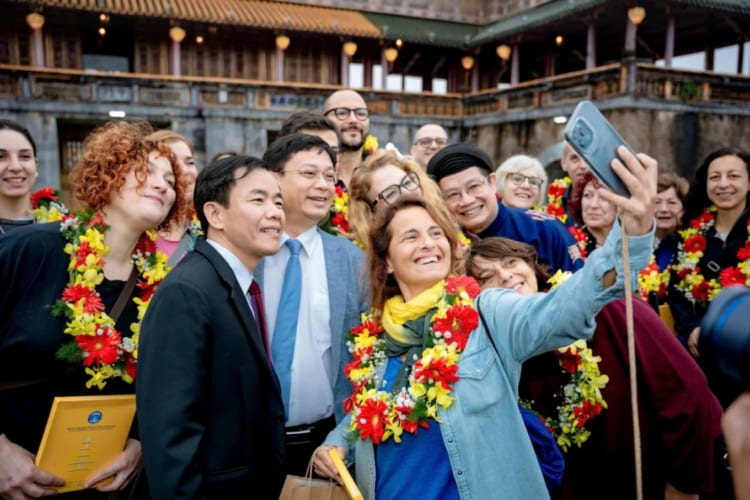 Foreign tourists take a photo with Hue city officials