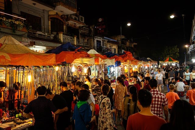 night market in hanoi old quarter