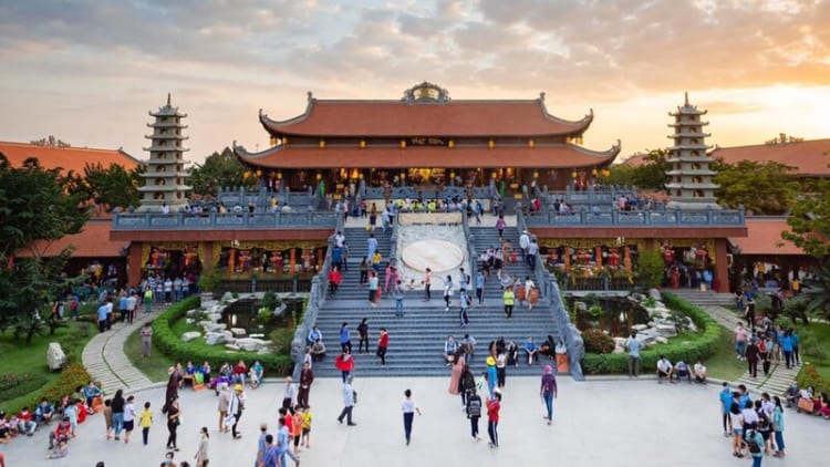 The spacious grounds of Vinh Nghiem Pagoda in Ho Chi Minh