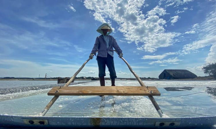 Locals are harvesting salt by using the traditional methods, Thanh An Island