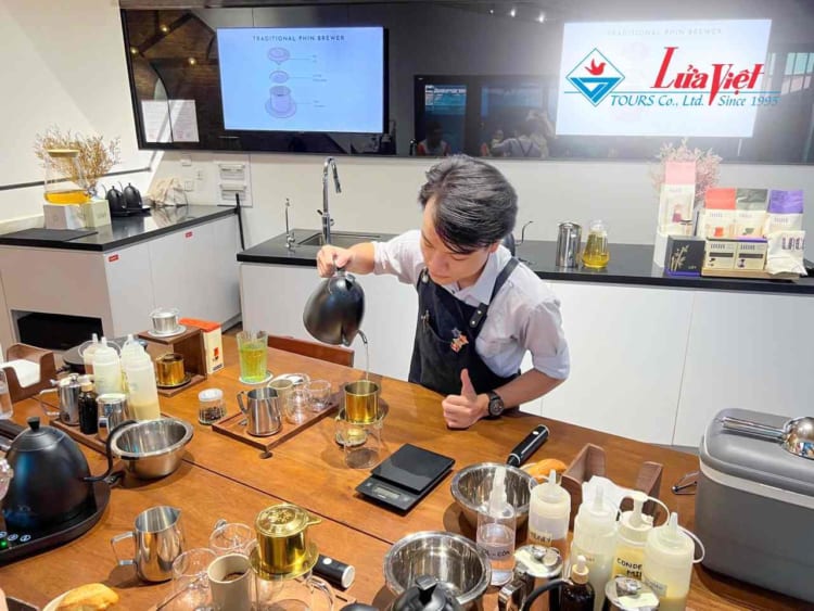 Lua Viet Tours joined a workshop making yoghurt coffee at Lacàph