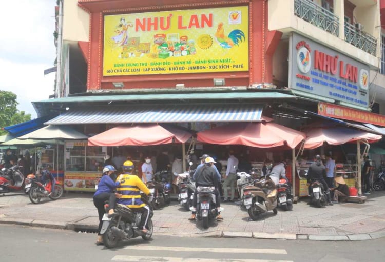 The favorite Như Lan banh mi shop of most locals here