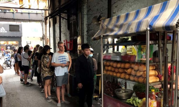 The hidden but popular banh mi street stall located at Nguyen Trai Street