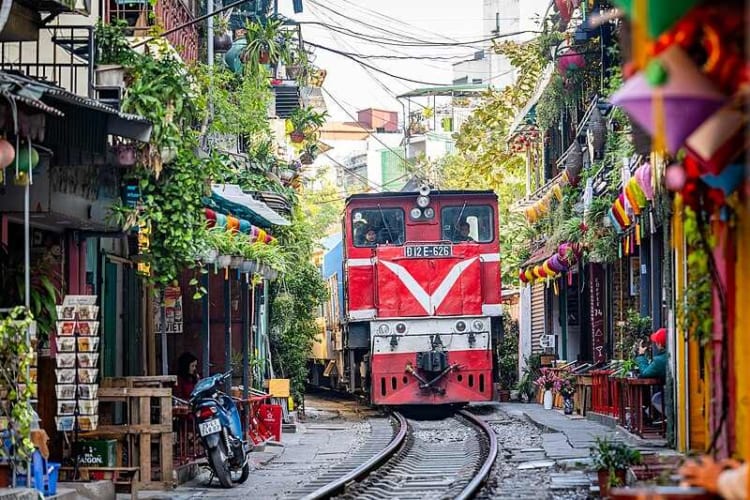 Traveling in Vietnam by train to capture each moment of your trip