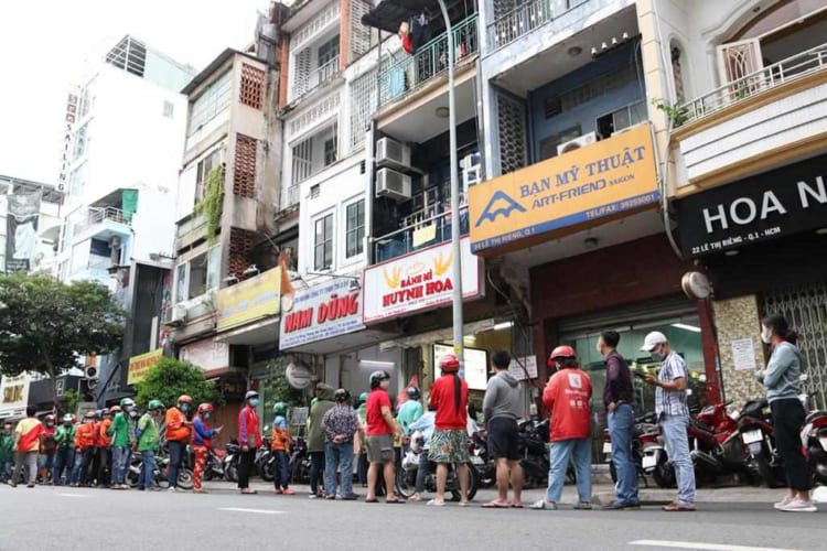 You could be surprised by the crowded queue at the famous banh mi shop