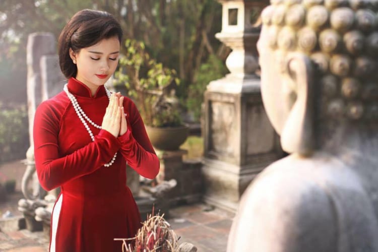 You may need to wear polite clothes to Vietnam temples