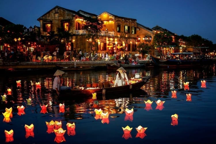 lantern on thu bon river hoi an ancient town