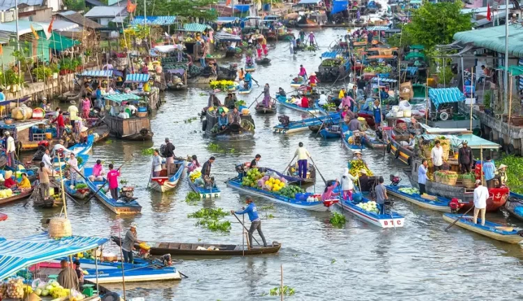 Long Xuyen floating market 