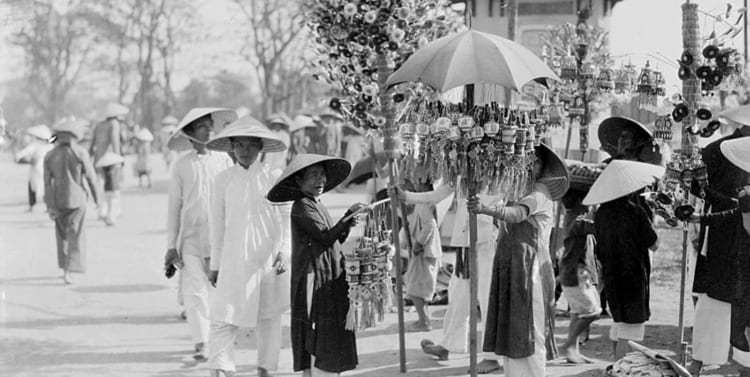 The Vietnamese wearing conical hats in the past