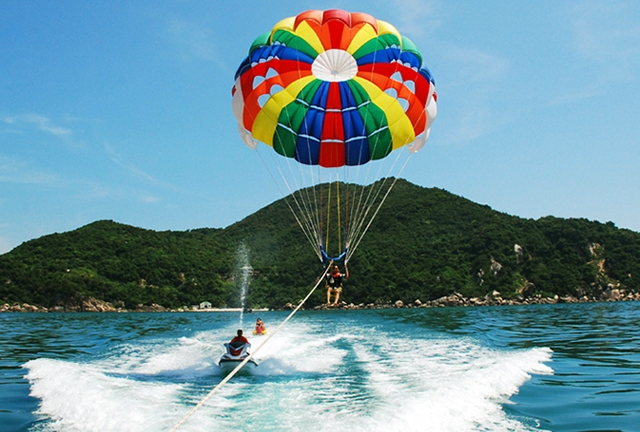 parachute fly at da nang beach