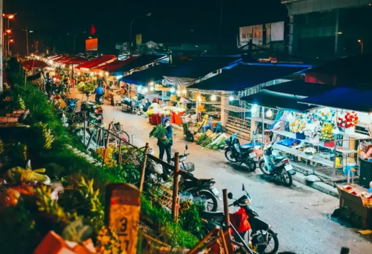 Quang Ba flower market at night.