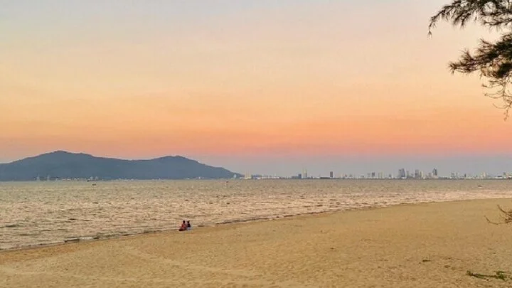 sun set at xuan thieu beach