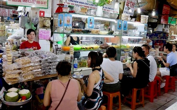 Visitors eating chè at Ben Thanh Market